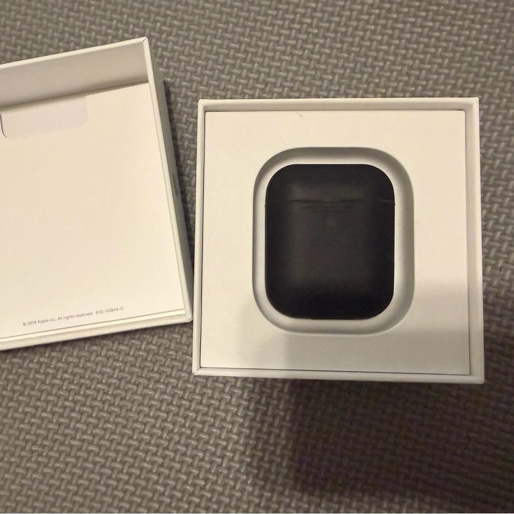 Apple AirPods with Wireless Charging Case